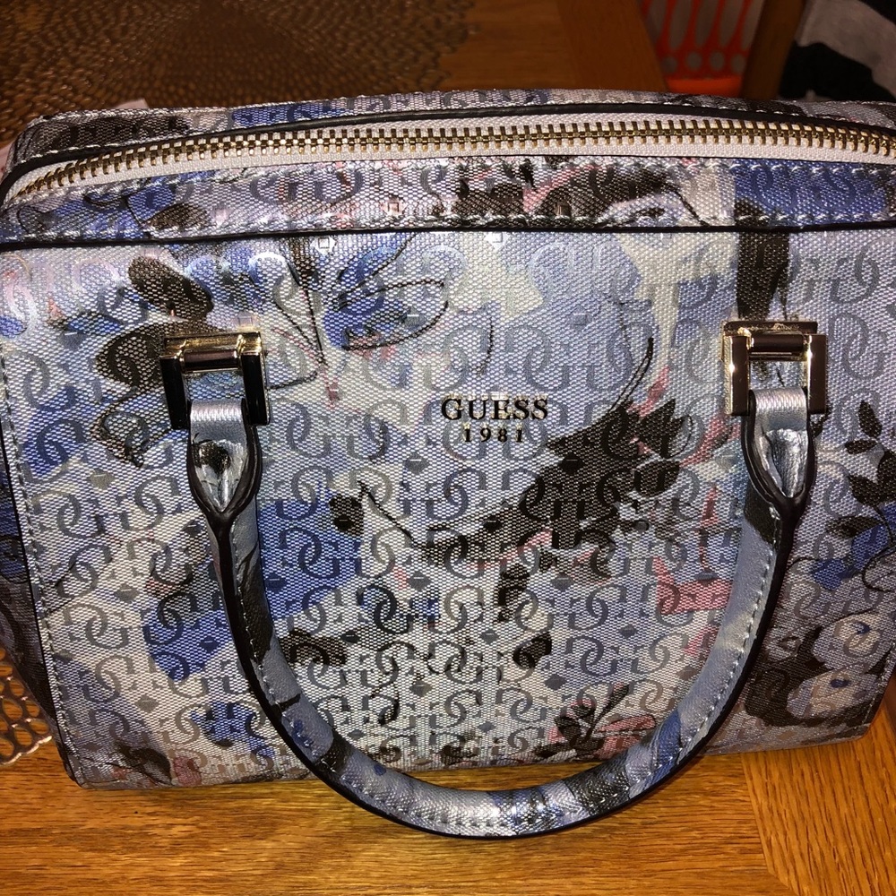 Guess pocket book